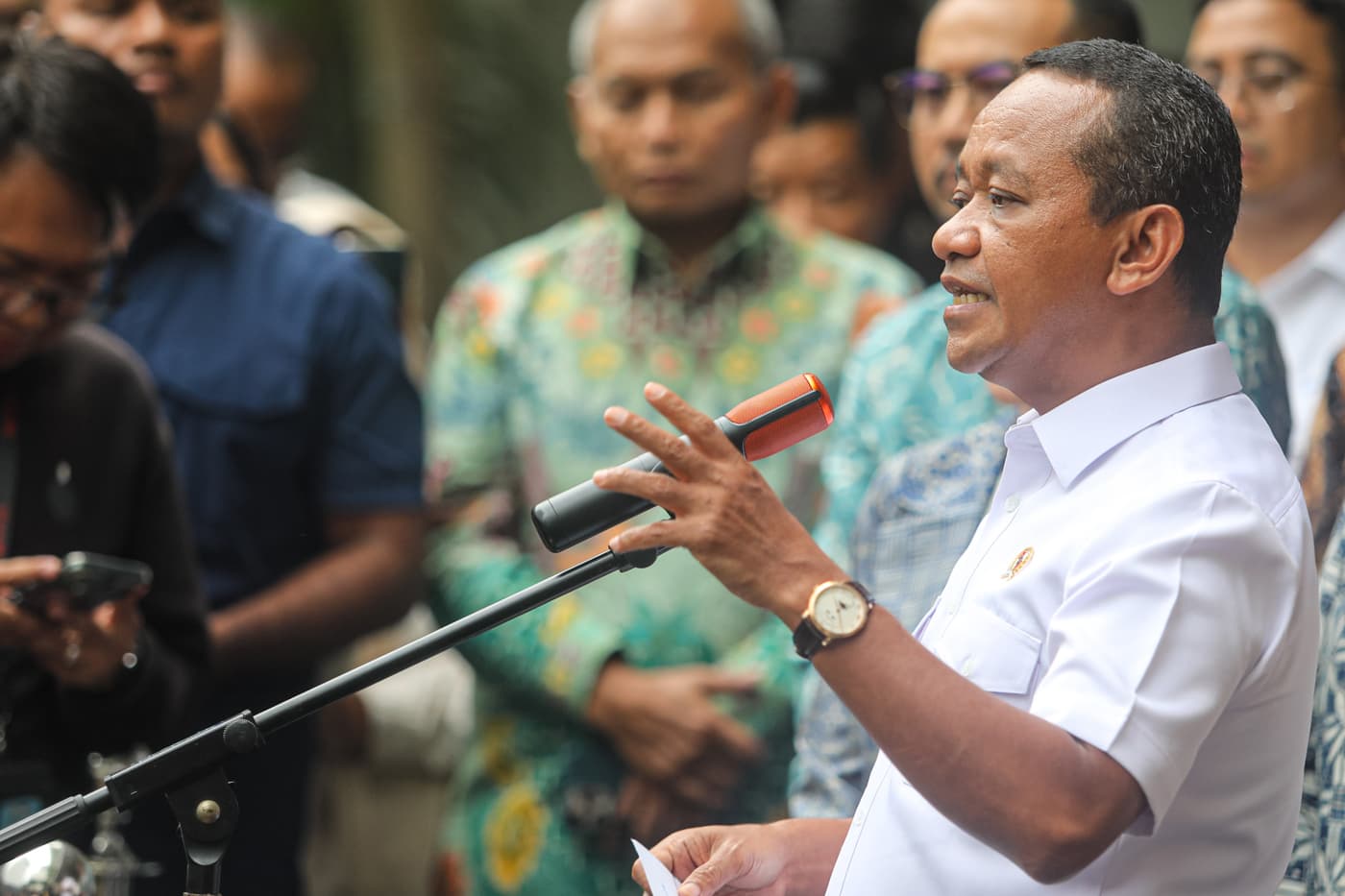 Menteri Energi dan Sumber Daya Mineral (ESDM) Bahlil Lahadalia (tengah) bersama Wakil Menteri ESDM Yuliot Tanjung dan perwakilan SPBU swasta memberikan keterangan pers usai melakukan pertemuan dengan SPBU swasta di Jakarta, Jumat (19/9/2025). (Salman Toyi - Image