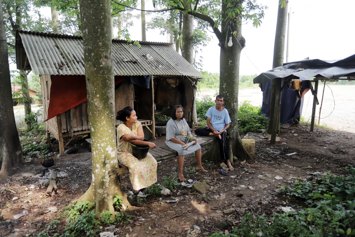 Sejumlah pemilik warung saat berada di warungnya yang tutup imbas Penutupan Sementara Tambang Parung Panjang di Kawasan kantong parkir truk, Sudamanik, Gorowong, Parung Panjang, Kabupaten Bogor, Jawa Barat, Selasa (21/10/2025). (Dery Ridwansah/ JawaPos.co - Image