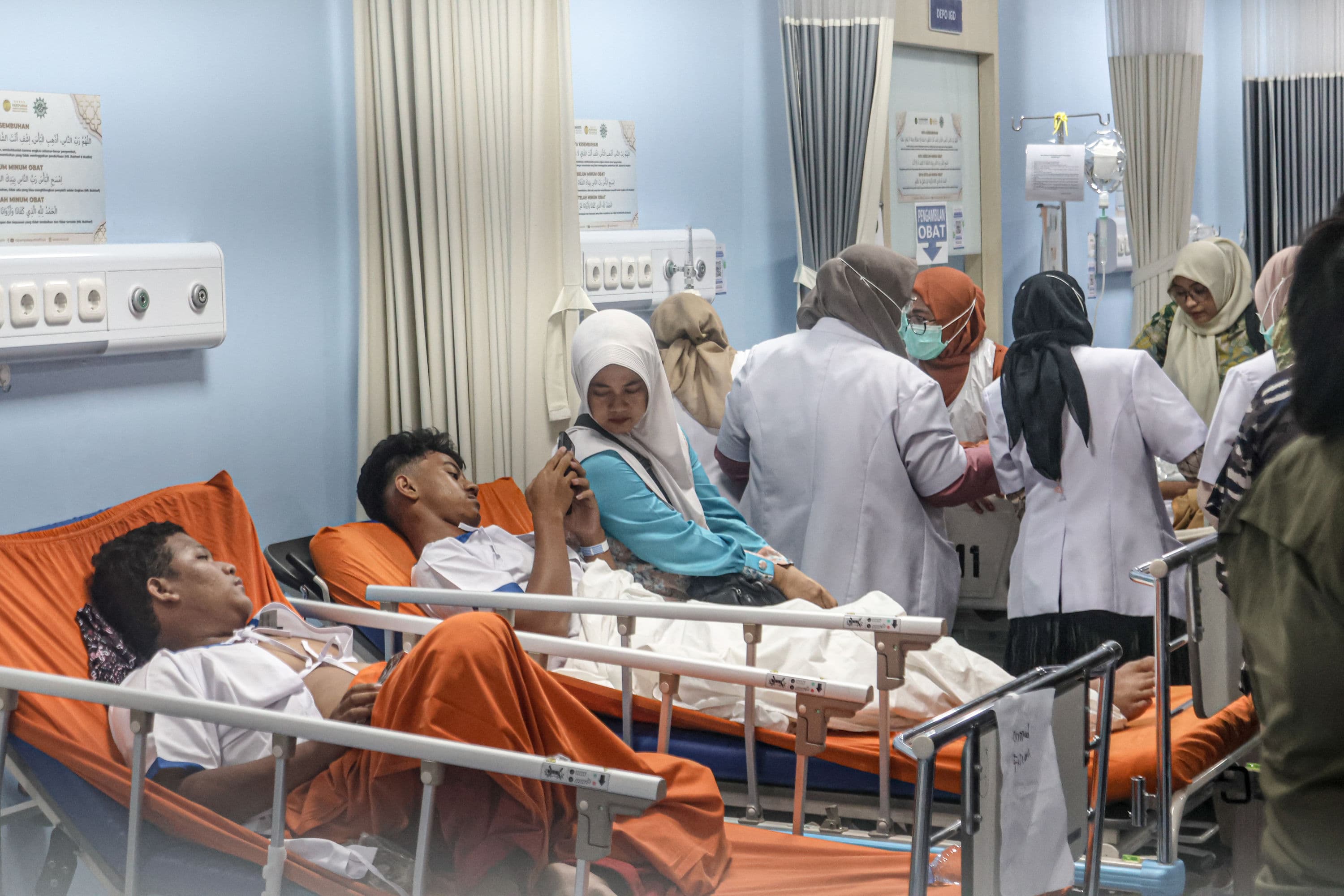 Sejumlah siswa SMA 72 yang terluka dirawat di IGD Rumah Sakit Islam Jakarta, Jumat (07/11/2025). Dikabarkan sebelumnya terjadi sebuah ledakan d SMAN 72 Kelapa Gading. Kapolda Metro Jaya Irjen Asep Edi Suheri mengatakan ada 54 korban luka akibat peristiwa - Image