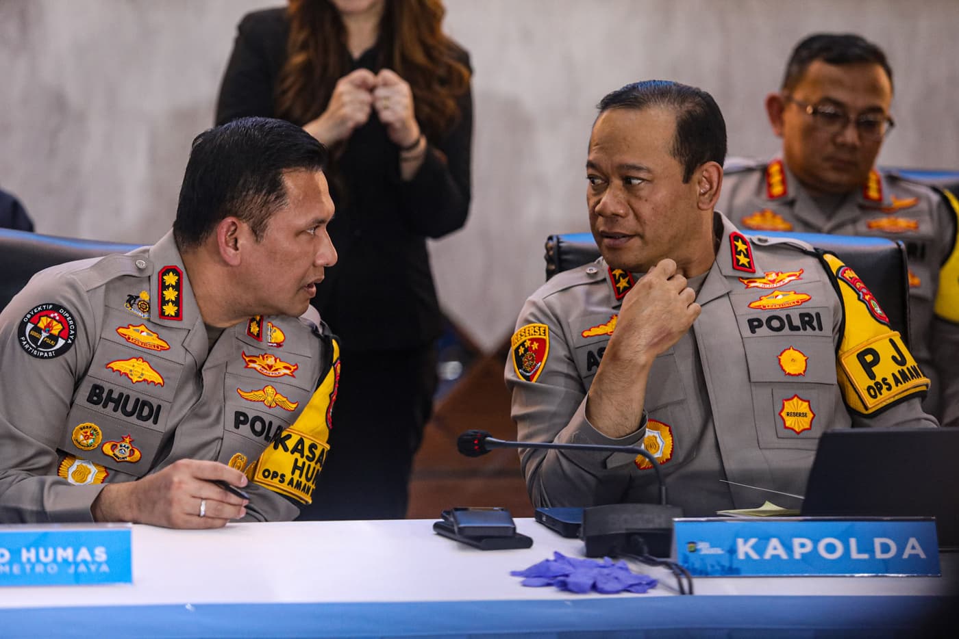 Kapolda Metro Jaya Irjen Pol. Asep Edi Suheri (kanan) di damping Kabid Humas Polda Metro Jaya Kombes Pol. Budi Hermanto (kiri) berbincang disela penyampaian keterangan terkait ledakan bom di SMAN 72 Jakarta pada konfrensi pers di gedung Promoter Polda Met - Image