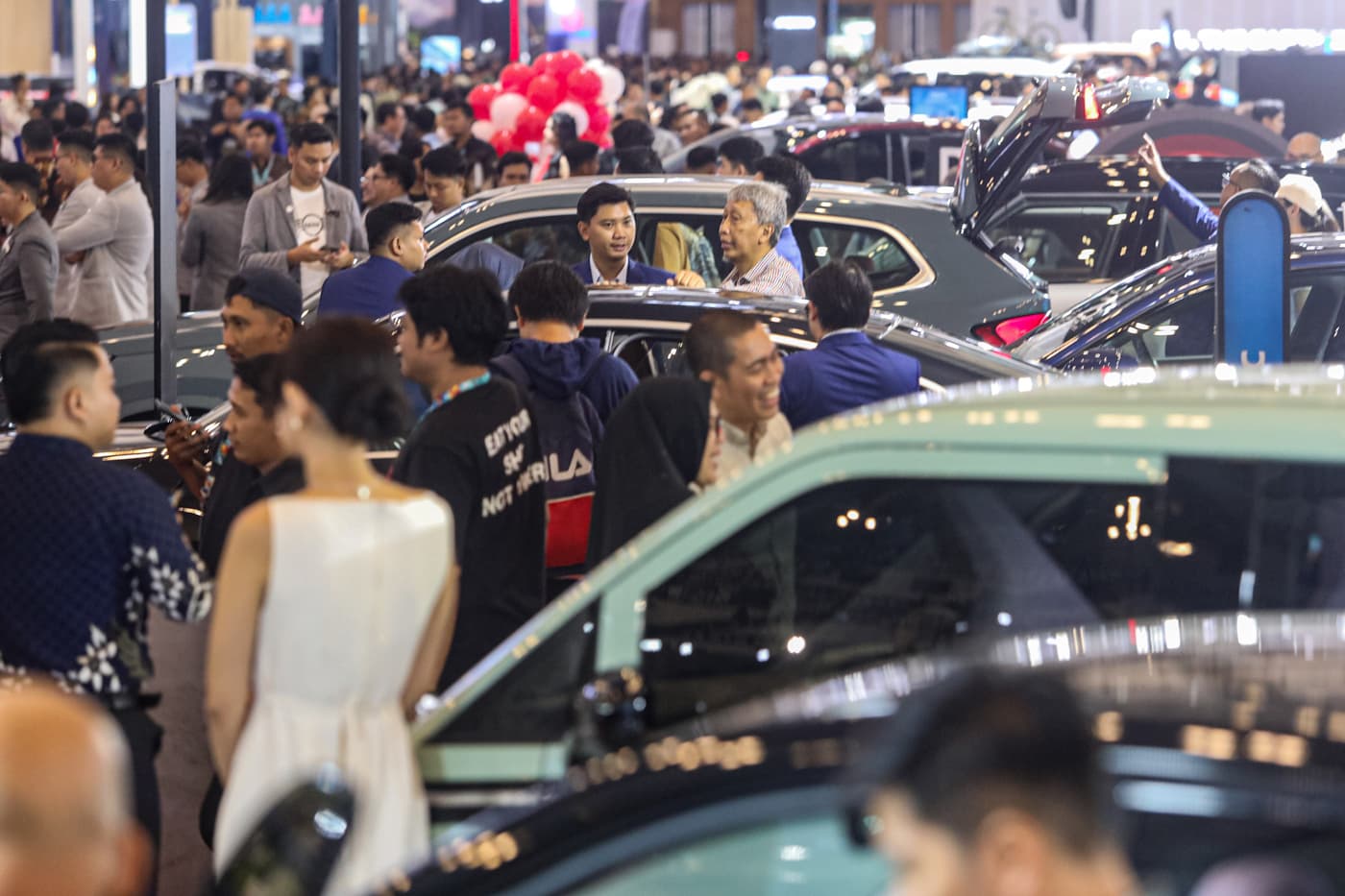 Suasana pameran otomotif di GAIKINDO Jakarta Auto Week (GJAW) 2025, di ICE BSD City Tangerang, Banten, Jumat (21/11/2025). Suasana pameran otomotif di GAIKINDO Jakarta Auto Week (GJAW) 2025, di ICE BSD City Tangerang, Banten, Jumat (21/11/2025). (Salman T - Image
