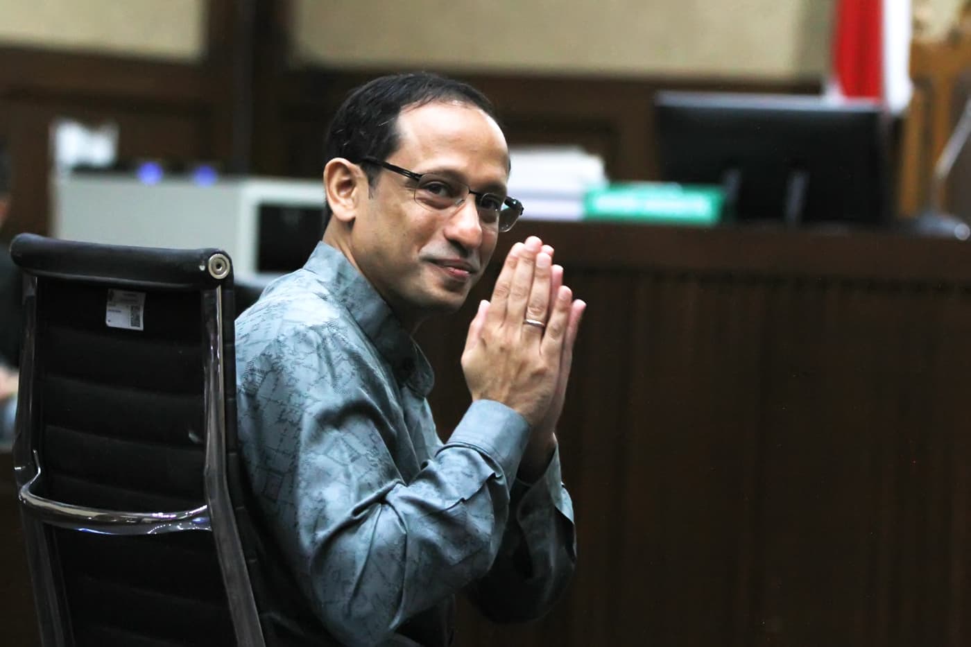 Tersangka kasus dugaan korupsi dalam digitalisasi pendidikan pengadaan laptop Chromebook di Kemendikbudristek tahun 2019-2022 Nadiem Makarim memberikan salam ke arah wartawan sebelum sidang pembacaan dakwaan di Pengadilan Tipikor, Jakarta, Senin (5/1/2026 - Image