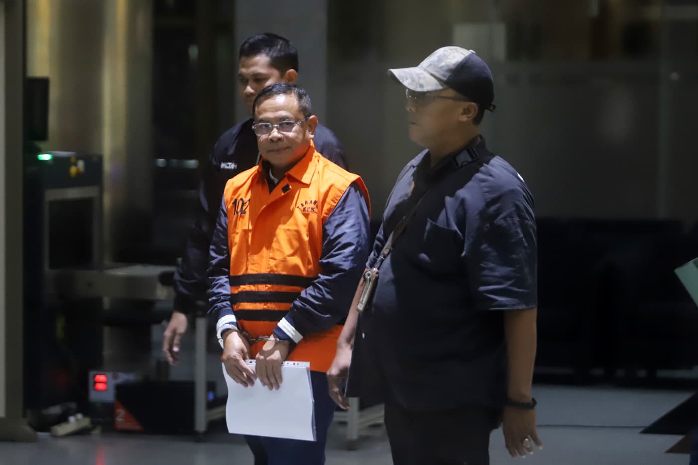 Bupati Kabupaten Pati Sudewo sebagai tersangka kasus dugaan tindak pidana korupsi terkait pemerasan dalam pengisian jabatan perangkat desa di lingkungan Pemerintah Kabupaten Pati berjalan meninggalkan Gedung KPK Merah Putih usai pemeriksaan di Jakarta, Se - Image