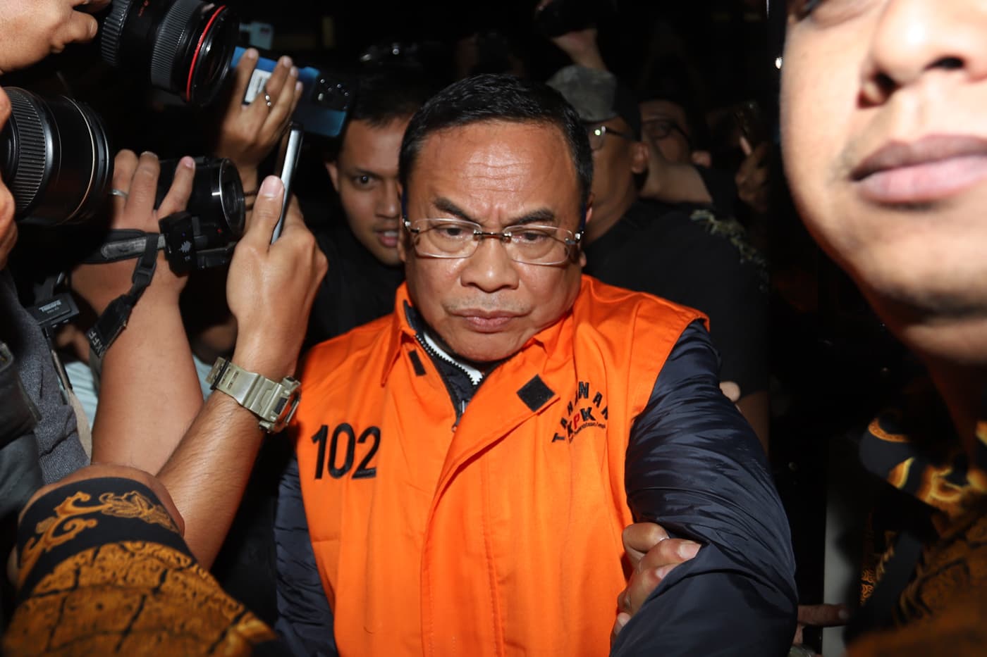 Bupati Kabupaten Pati Sudewo sebagai tersangka kasus dugaan tindak pidana korupsi terkait pemerasan dalam pengisian jabatan perangkat desa di lingkungan Pemerintah Kabupaten Pati berjalan meninggalkan Gedung KPK Merah Putih usai pemeriksaan di Jakarta, Se - Image