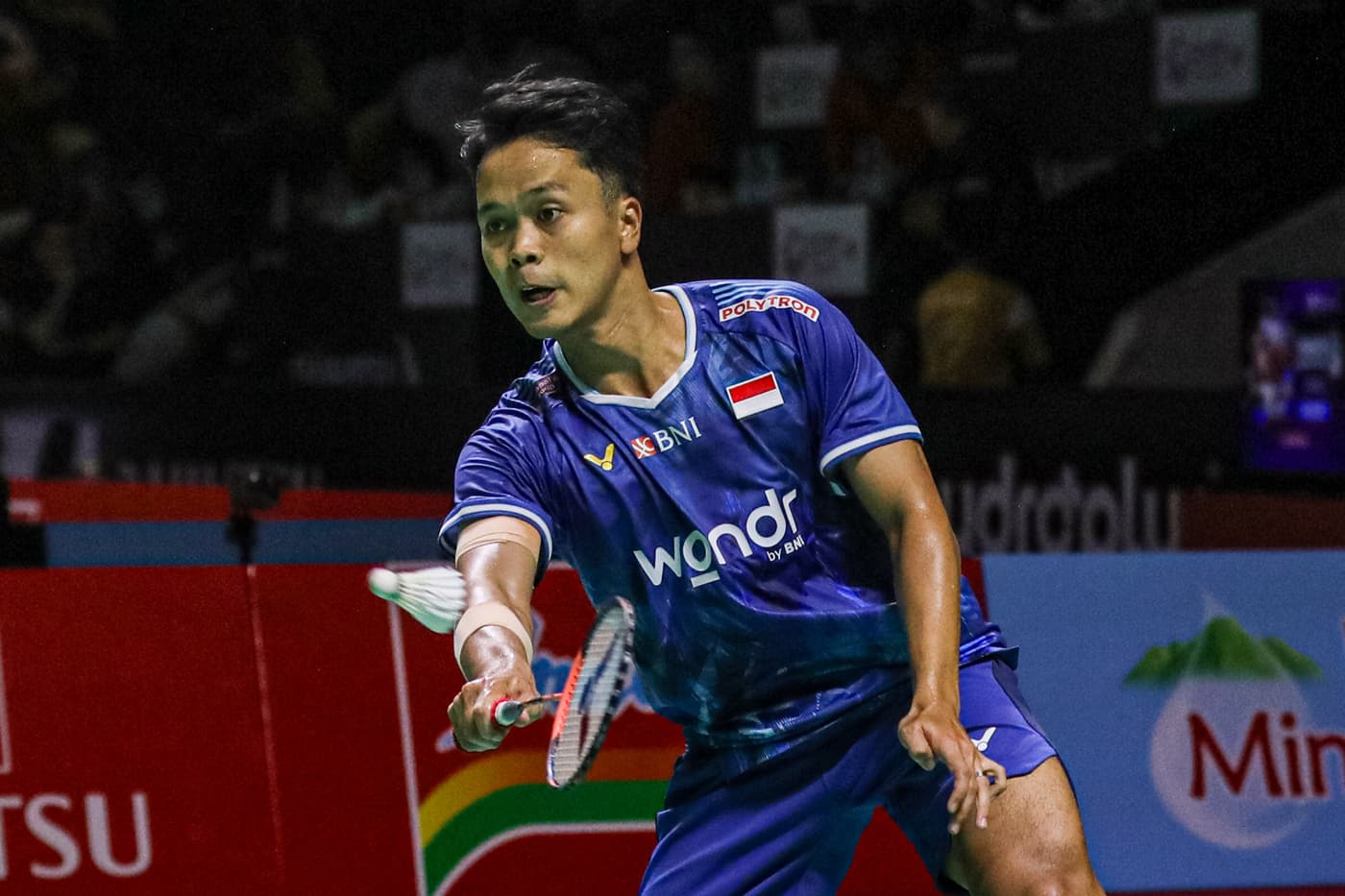 Pebulu tangkis Indonesia Anthony Sinisuka Ginting mengembalikan kok ke arah pebulu tangkis Thailand Kantaphon Wangcharoen (bawah) pada babak kualifikasi tunggal putra Daihatsu Indonesia Masters 2026 di Istora Senayan, Jakarta, Selasa (20/1/2026). (Salman - Image