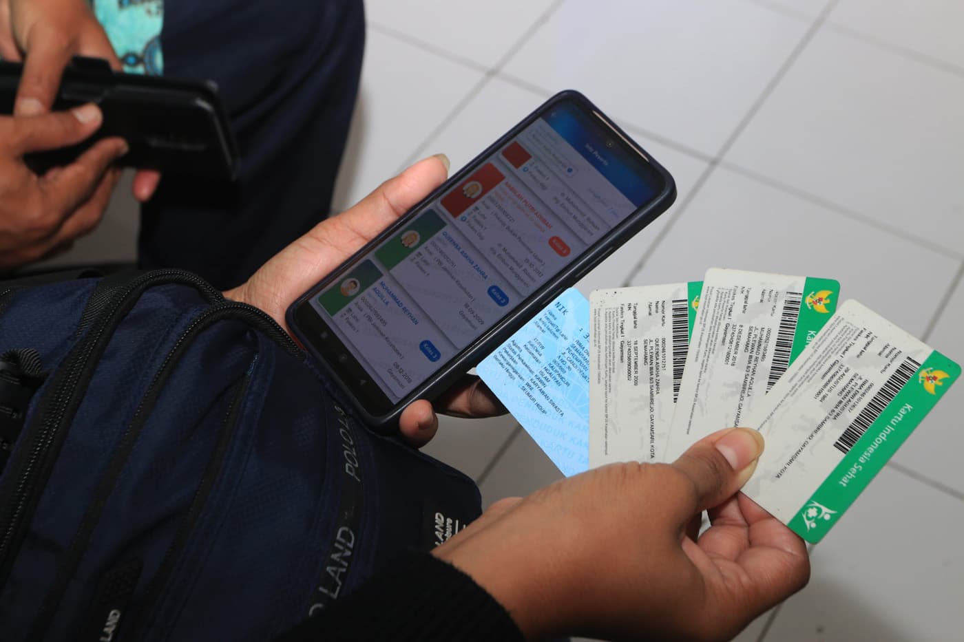Petugas melayani warga saat pengurusan kepesertaan Jaminan Kesehatan Nasional (JKN) saat pelayanan BPJS Kesehatan Keliling dengan mobile customer service di Puskesmas Lebdosari,Kota Semarang, Jawa Tengah, Rabu (21/1/2026). (Nur Chamim/Jawa Pos Radar Semarang) - Image