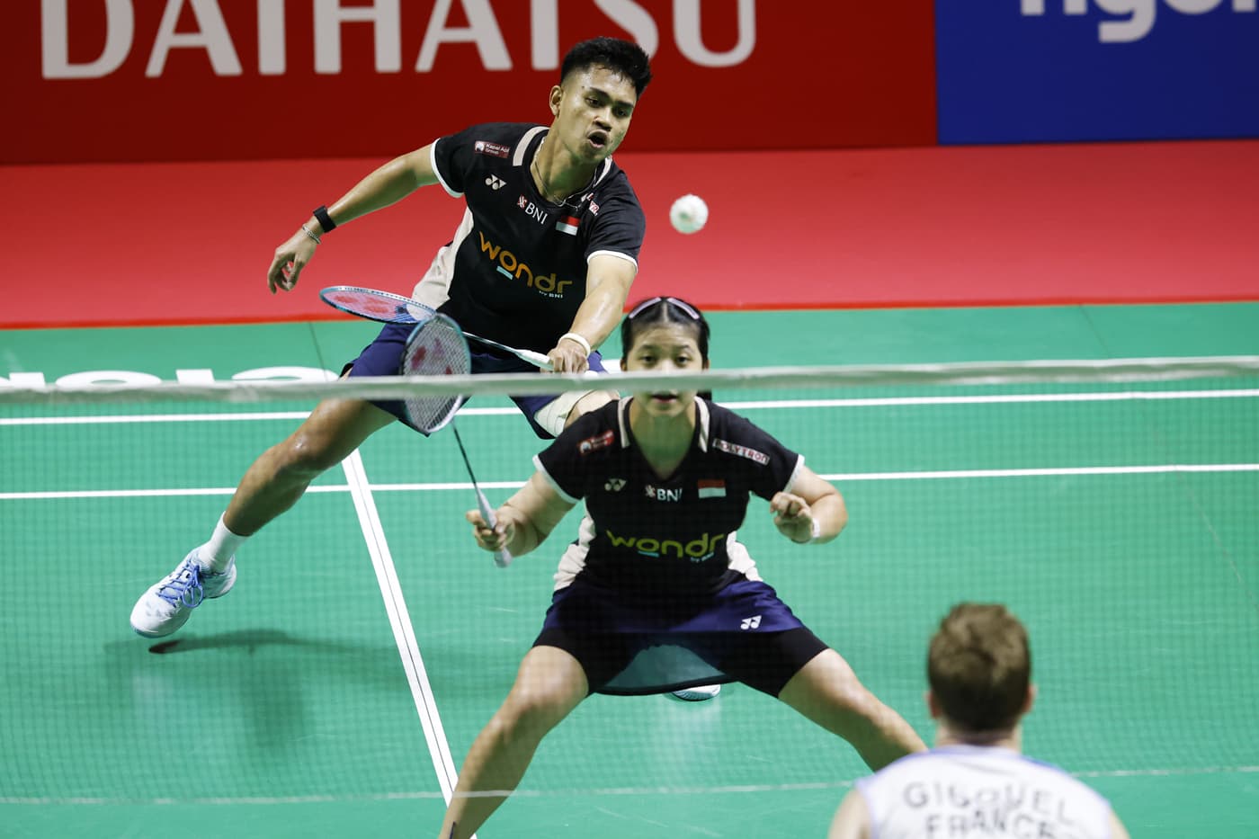Pasangan Ganda campuran Indonesia Jafar Hidayatullah/Felisha Alberta Nathaniel Pasaribu saat bertanding melawan ganda campuran Prancis Thom Gicquel/Delphine Delrue pada babak 8 besar Indonesia Masters 2026 di Istora Senayan, Jakarta, Kamis (22/1/2026). (Dery Ridwansah/ JawaPos.com) - Image