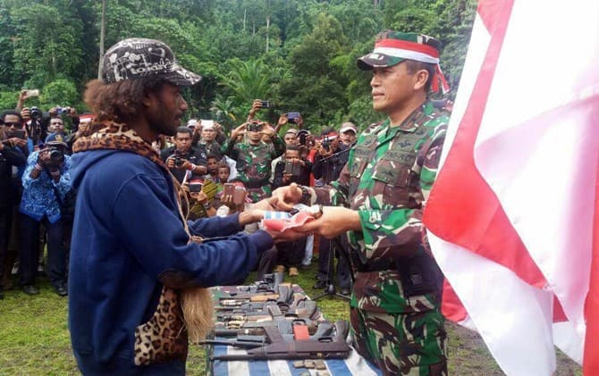 KEMBALI KE NKRI-Danrem 173/PVB, Brigjen TNI I Nyoman Cantiasa saat menerima bendera Bintang Kejora dan 2 pucuk pistol dari pimpinan TPN-Opm wilayah Yapen Timur, Kris Nussy Sineri di Kampung Wadapi, Distrik Persiapan Wadimomi, Kabupaten Kepulauan Yapen. - Image