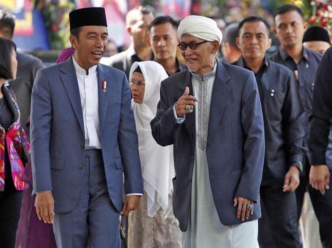 Presiden Joko widodo menghadiri acara pernikahan putri KH. Mifta Ahyar di pondok pesantren Miftachul Sunnah, Surabaya, Kemarin (20/6)Dalam acara pernikahan tersebut Presiden Joko widodo menjadi saksi dan KH. Maruf Amin menjadi pengsis i ceramah. Dimas Mau - Image