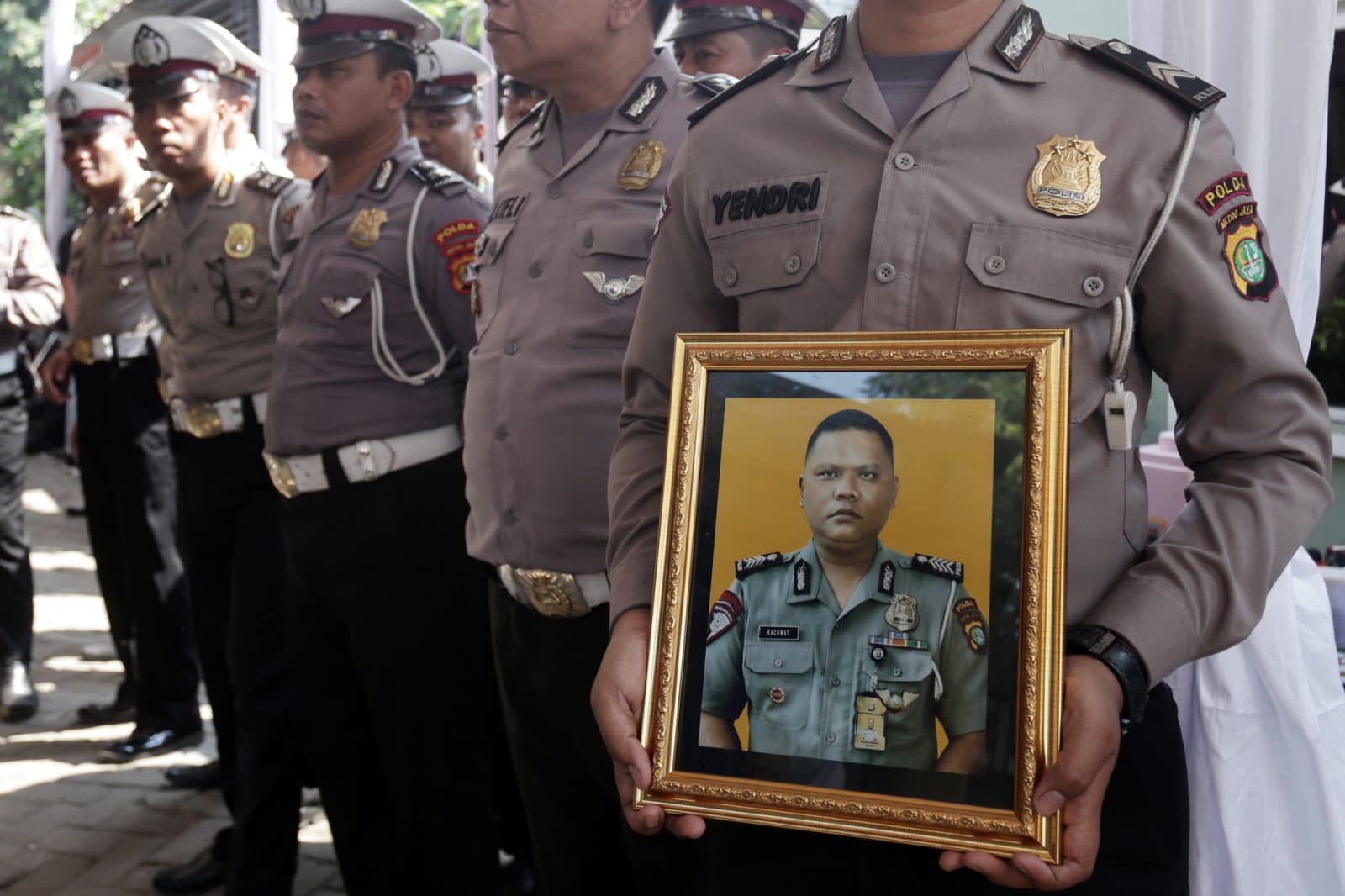 Prosesi pemakaman almarhum Bripka Rahmat Effendy secara kepolisian di Rumah Duka Tapos, Depok, Jawa Barat, Jumat (26/7). Bripka Rahmat Effendy tewas setelah ditembak sesama anggota polisi Bripda RT di Polsek Cimanggis Depok. FOTO: SALMAN TOYIBI / JAWA POS - Image