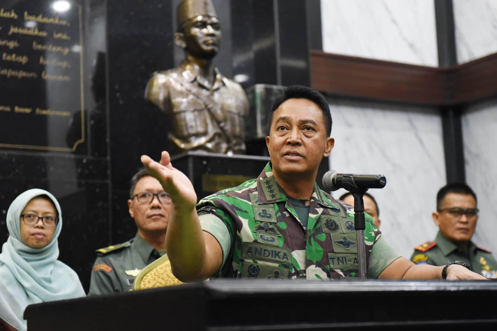 Kepala Staf TNI Angkatan Darat (KSAD) Jenderal TNI Andika Perkasa (kedua kanan) bersiap memberikan keterangan terkait polemik taruna Akademi Militer (Akmil) Enzo Zenz Allie di Mabes TNI Angkatan Darat, Jakarta, Selasa (13/08/2019). TNI AD menyatakan tetap - Image