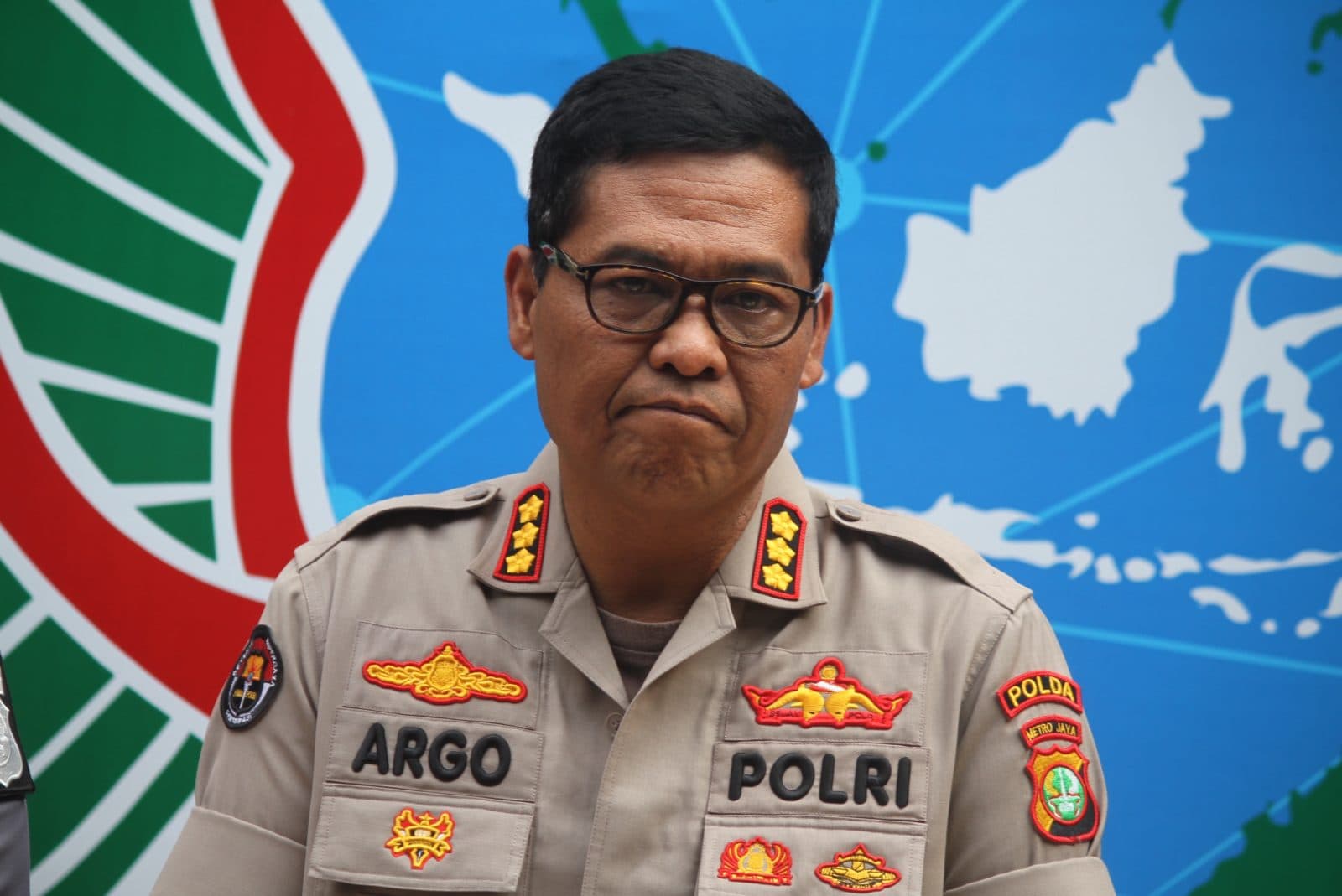 Kabid Humas Polda Metro Jaya Kombes Argo Yuwono, memberikan keterangan saat rilis kasus narkoba di Polda Metro Jaya, Jakarta, Kamis (8/8/2019). Ditresnarkoba Polda Metro Jaya berhasil mengamankan 7 pelaku dengan barang bukti berupa 10 bungkus plastik teh - Image