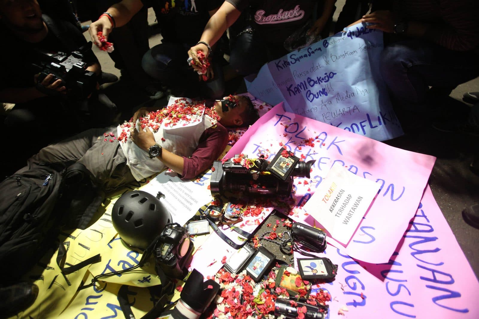 Sejumlah Wartawan Aksi Stop Kekerasan Terhadap Jurnalis Didepan Istana Merdeka, Jakarta, Kamis (26/9/2019). Dalam Aksi Tersebut Mereka Mendesak Kapolri Untuk Periksa Dan Adili Polisi Pelaku Pemukulan Dan Perampasan Alat Kerja Wartawan, Beri Sanksi Tegas A - Image