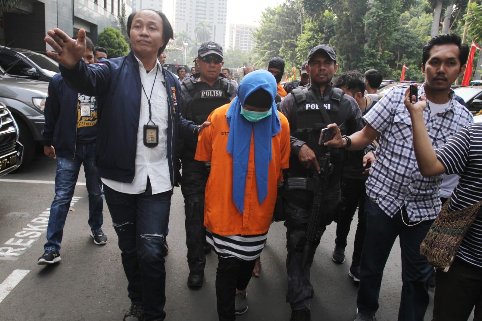 Petugas membawa tersangka, Aulia Kesuma (AK), otak pembunuhan Edi Candra Purnama alias Pupung Sadili (54), dan anaknya M Adi Pradana alias Dana (23), saat rilis di Polda Metro Jaya, Jakarta, Senin (2/9). Dari hasil pengungkapan diketahui tersangka AK memb - Image