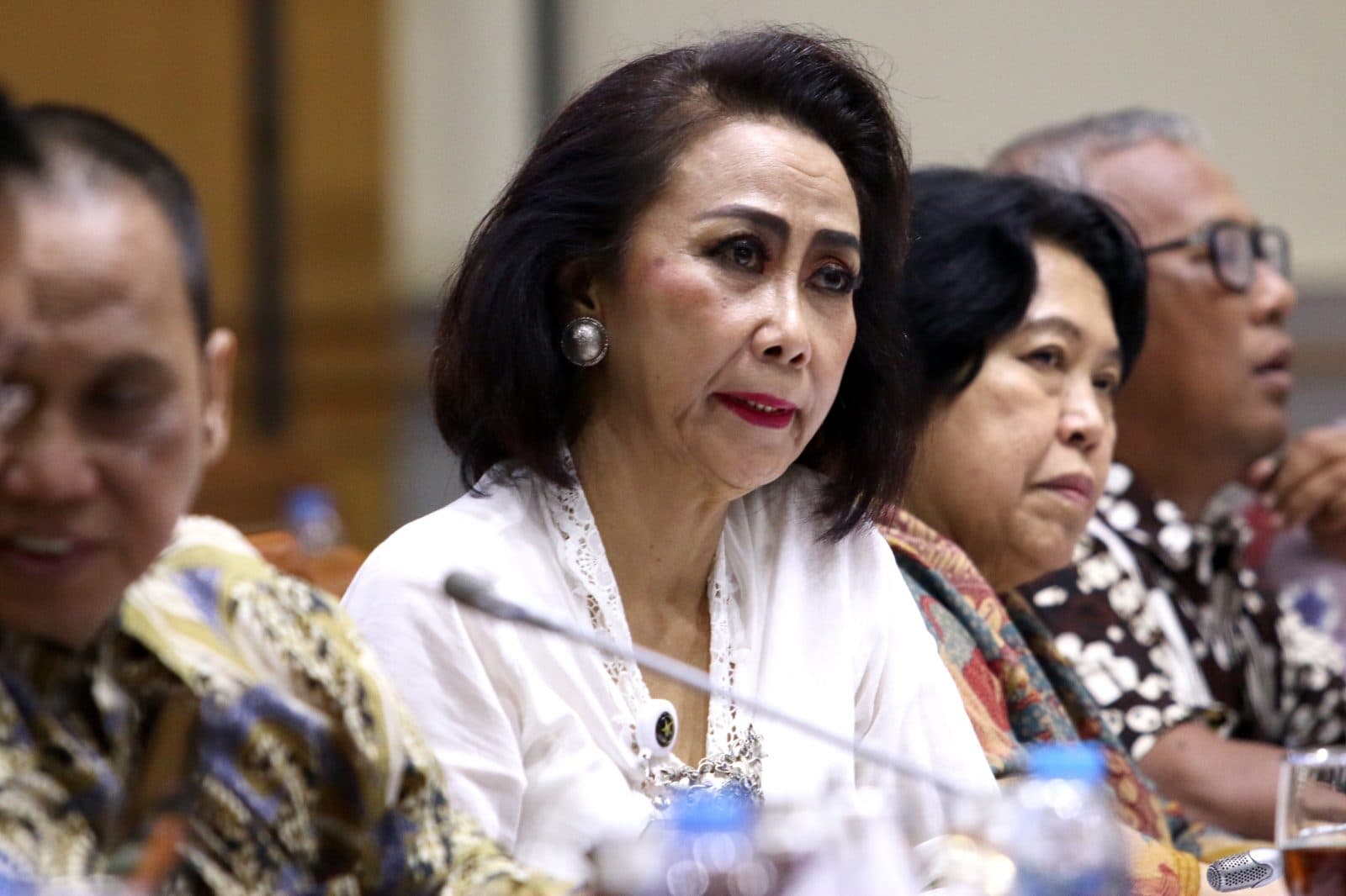 Ketua Panitia Seleksi Calon Pimpinan KPK Yenti Garnasih (tengah) memberikan paparan saat mengikuti RDPU bersama Komisi III DPR di Kompleks Parlemen, Senayan, Jakarta, Senin (9/9/2019). Rapat tersebut membahas hasil seleksi Calon Pimpinan KPK. Foto: Dery R - Image