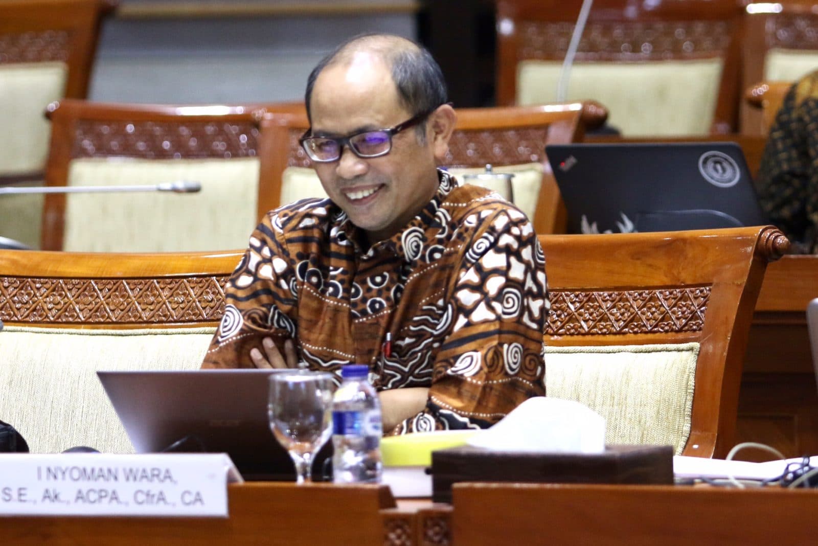 Foto 13: Calon Pimpinan KPK I Nyoman Wara (kiri) berjabat tangan dengan Ketua Komisi III DPR Aziz Syamsuddin (kanan) disaksikan Wakil Ketua Komisi III DPR Demond Junaidi Mahesa (belakang) dan Erma Suryani Ranik (depan), usai menerima amplop berisi tema ma - Image