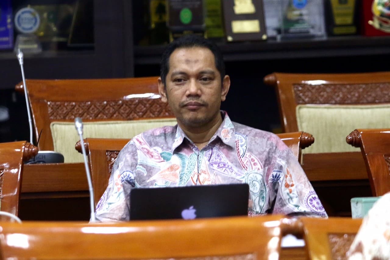 Calon Pimpinan KPK Nurul Ghufron (kiri) berjabat tangan dengan Ketua Komisi III DPR Aziz Syamsuddin (kanan) disaksikan Wakil Ketua Komisi III DPR Demond Junaidi Mahesa (belakang) dan Erma Suryani Ranik (depan), usai menerima amplop berisi tema makalah yan - Image