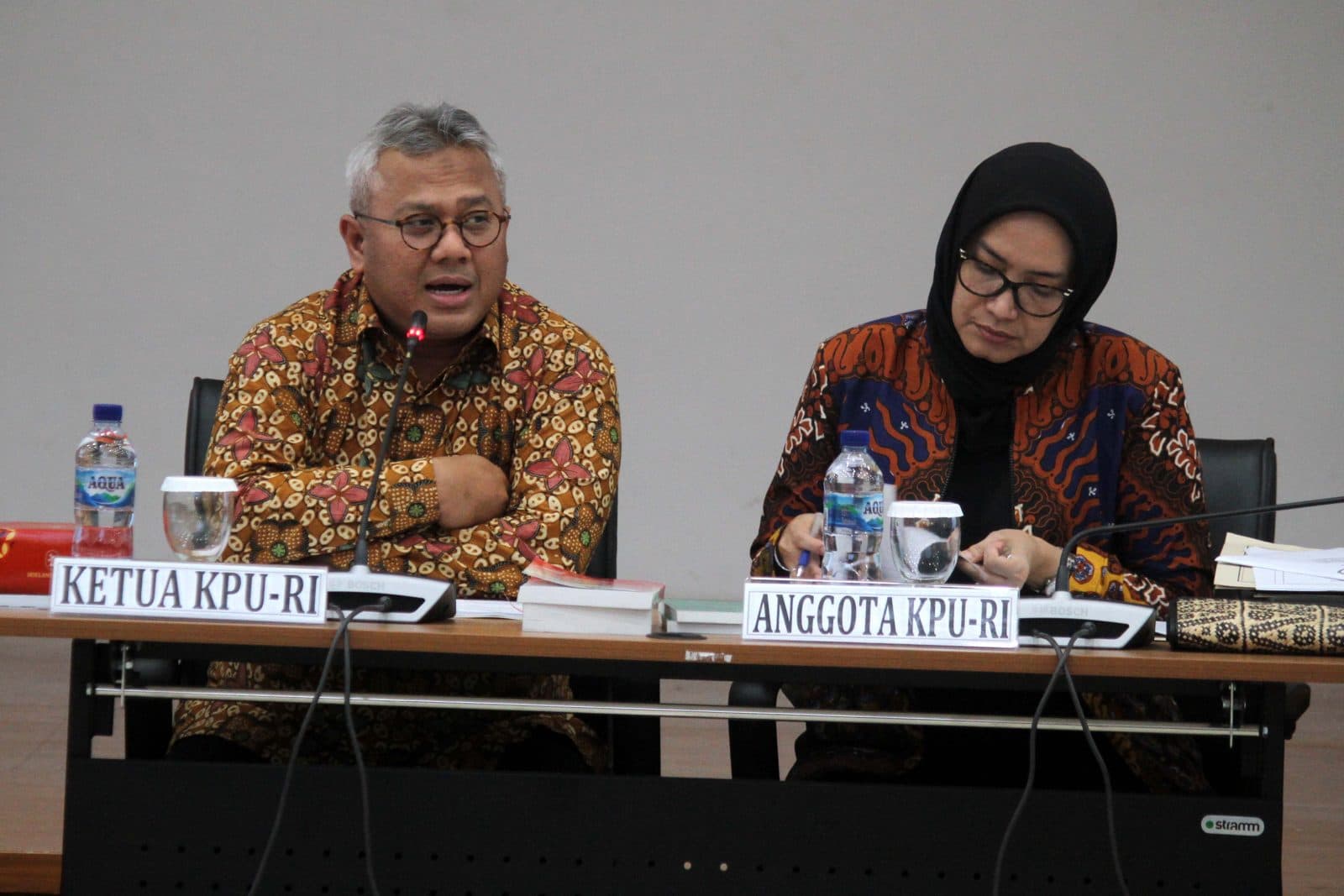 Ketua KPU RI, Arief Budiman, bersama Komisioner KPU Evi Novida Ginting Manik, saat menggelar Uji Publik Rancangan Peraturan Komisi Pemilihan Umum (KPU) di Kantor KPU RI, Jakarta, Rabu (2/10/2019). Uji publik dilakukan dalam rangka Pilkada serentak 2020. F - Image