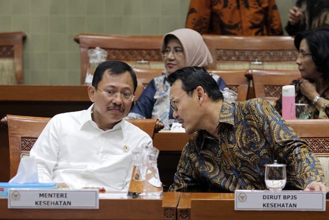 Menteri Kesehatan Terawan Agus Putranto (tengah) dan Dirut BPJS Kesehatan Fahmi Idris (kanan) bersiap mengikuti rapat kerja dengan Komisi XI DPR di Kompleks Parlemen Senayan, Jakarta, Selasa (5/11/2019). Rapat kerja Komisi XI dengan Menkes, Dirut BPJS Kes - Image