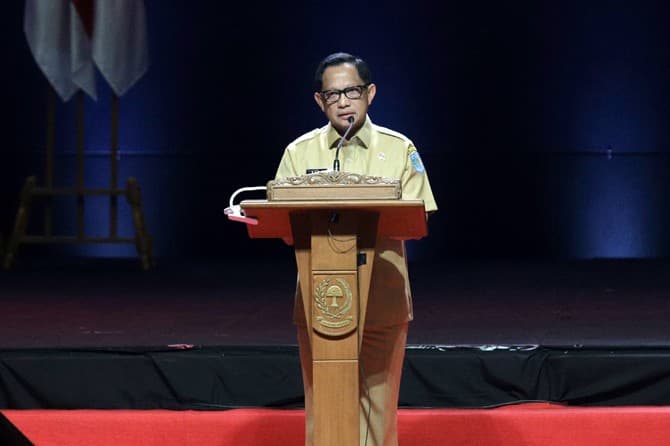Menteri Dalam Negeri Tito Karnavian menyampaikan pidato sekaligus menutup Rakornas Indonesia Maju antara Pemerintah Pusat dan Forum Koordinasi Pimpinan Daerah (Forkopimda) di Bogor, Jawa Barat, Rabu (13/11/2019). Kegiatan tersebut bertujuan untuk mensiner - Image