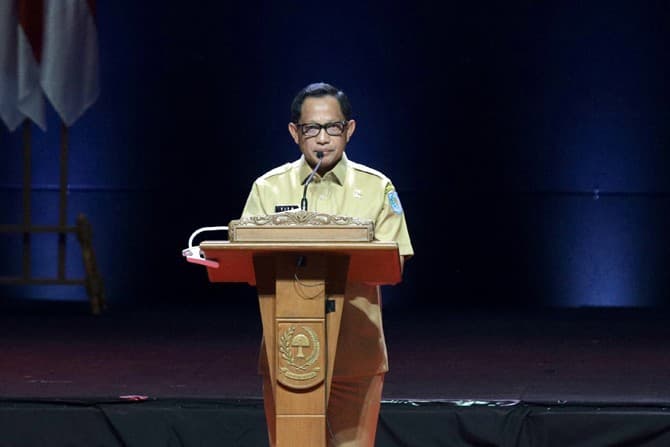 Menteri Dalam Negeri Tito Karnavian menyampaikan pidato sekaligus menutup Rakornas Indonesia Maju antara Pemerintah Pusat dan Forum Koordinasi Pimpinan Daerah (Forkopimda) di Bogor, Jawa Barat, Rabu (13/11/2019). Kegiatan tersebut bertujuan untuk mensiner - Image