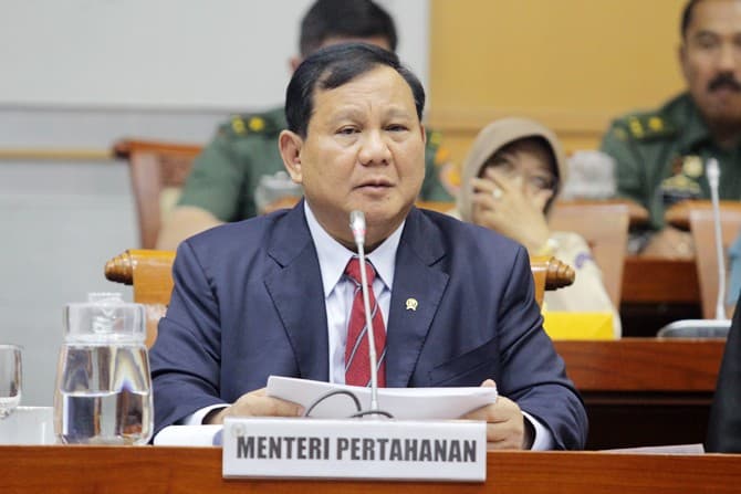 Menteri Pertahanan Prabowo Subianto (tengah) bersiap mengikuti rapat bersama Komisi I DPR di kompleks Parlemen, Jakarta, Senin (11/11/2019). Rapat bersama antara DPR dan Kementerian Pertahanan (Kemhan) membahas rencana kerja Kemhan tahun 2020 beserta duku - Image
