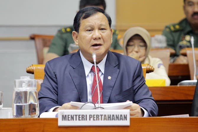 Menteri Pertahanan Prabowo Subianto (tengah) bersiap mengikuti rapat bersama Komisi I DPR di kompleks Parlemen, Jakarta, Senin (11/11/2019). Rapat bersama antara DPR dan Kementerian Pertahanan (Kemhan) membahas rencana kerja Kemhan tahun 2020 beserta duku - Image