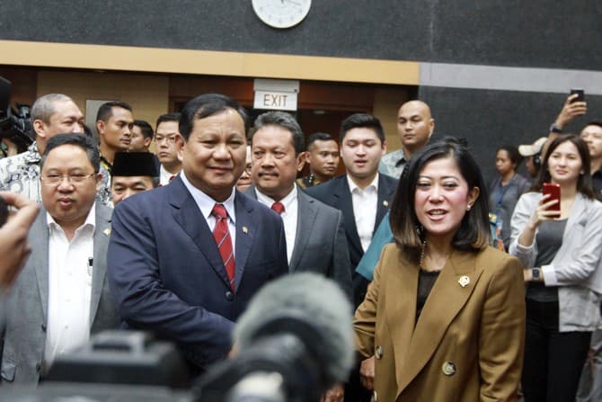 Menteri Pertahanan Prabowo Subianto (kiri) berbincang dengan Ketua Komisi I DPR Meutia Hafid (kanan) menjelang rapat di kompleks Parlemen, Jakarta, Senin (11/11/2019). Rapat bersama antara DPR dan Kementerian Pertahanan (Kemhan) membahas rencana kerja Kem - Image