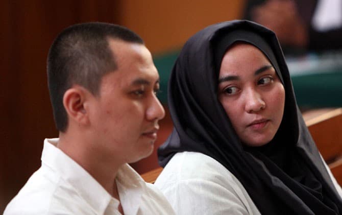 Terdakwa Direktur Utama First Travel Andika Surachman (kiri) dan Direktur Anniesa Hasibuan (kanan) menjalani sidang kasus dugaan penipuan dan pencucian uang biro perjalanan umrah First Travel di Pengadilan Negeri Kota Depok, Jawa Barat, Rabu (30/5). Hakim - Image