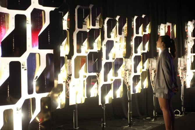 Pengunjung menyaksikan festival Wave of Tomorrow di The Tribrata, Jakarta Selatan, Sabtu (22/12/2019/). Wave of Tomorrow, sebuah festival seni berbasis teknologi terbesar di Indonesia dengan pertunjukan musik yang dikemas secara futuristik, resmi dibuka. - Image