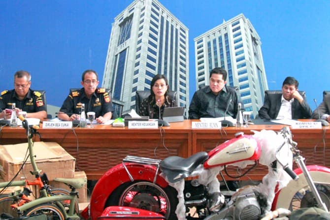 Menteri Keuangan Sri Mulyani bersama dengan Menteri BUMN Erick Thohir saat konferensi pers terkait penyelundupan motor Harlery Davidson dan sepeda Brompton menggunakan pesawat baru milik Garuda Indonesia di Kementerian Keuangan, Jakarta, Kamis (5/12/2019) - Image