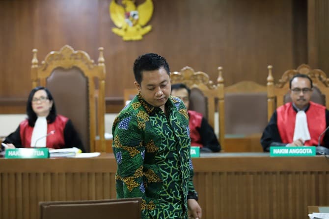 Terdakwa tindak pidana kasus dugaan suap penyaluran pembiayaan dana hibah Kemempora kepada KONI Miftahul Ulum saat menjalani sidang dakwaan di Pengadilan Tipikor, Jakarta, Kamis (30/1/2020). Mantan Aspri Menpora tersebut bersama Menpora didakwa menerima h - Image