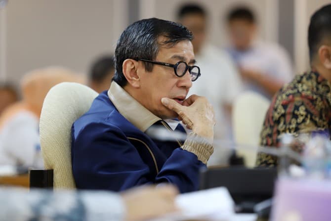 Menteri Hukum dan HAM Yasonna H Laoly bersiap mengikuti rapat kerja bersama yang diselenggarakan oleh Badan Legislasi (Baleg) DPR di kompleks Parlemen, Jakarta, Kamis (16/1/2020). Pada rapat tersebut Baleg membuka peluang untuk mengurangi jumlah RUU Progr - Image