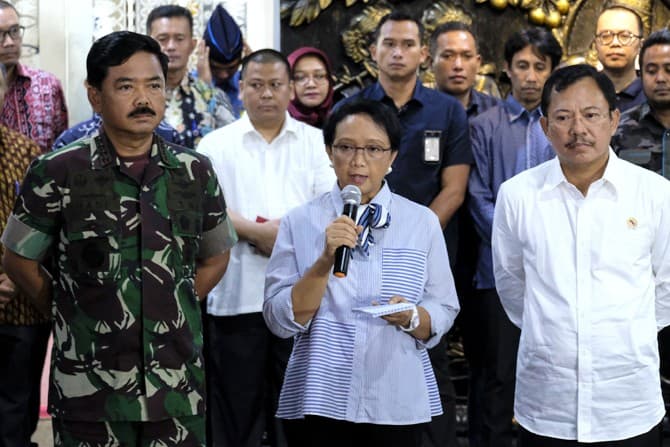 Menteri Kesahatan Terawan Agus Putranto bersama Menteri Luar Negeri Retno Marsudi dan Panglima TNI Marsekal Edi Tjahjanto melepas tim evakuasi WNI ke Wuhan di Terminal I VIP Bandara Soekarno-Hatta, Tangerang, Banten, Sabtu (1/2/2020). Upacara pelepasan t - Image