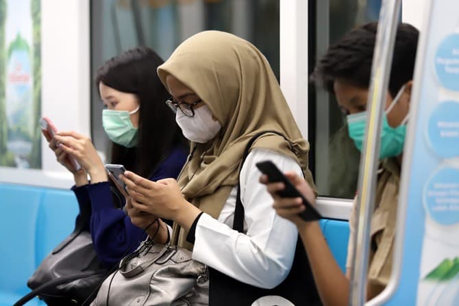 Penumpang MRT menggunakan masker di Kawasan stasiun MRT Bendungan Hilir, Jakarta, Rabu (5/2/2019). Badan Kesehatan Dunia (WHO) menyatakan Coronavirus sebagai kondisi darurat Internasional pada 31 Januari 2020. Hal ini dibuktikan dengan adanya penyebaran v - Image