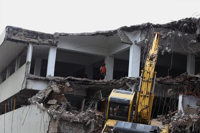 Pekerja beraktivitas di lokasi proyek revitalisasi kawasan Taman Ismail Marzuki (TIM) di Jakarta, MInggu (10/2/2020). Proses revitalisasi TIM yang ditargetkan selesai pada tahun 2021 itu sudah memasuki tahap II yakni membongkar gedung Graha Bhakti Budaya - Image