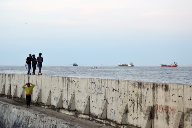 Warga beraktivitas dekat Tanggul Laut Raksasa (Giant Sea Wall) di Muara Baru, Penjaringan, Jakarta Utara, Kamis (6/2/2020). Kondisi Tanggul Laut Raksasa (Giant Sea Wall) tanggul laut Jakarta nantinya berfungsi untuk mengatasi banjir ROB dan mencegah Abra - Image