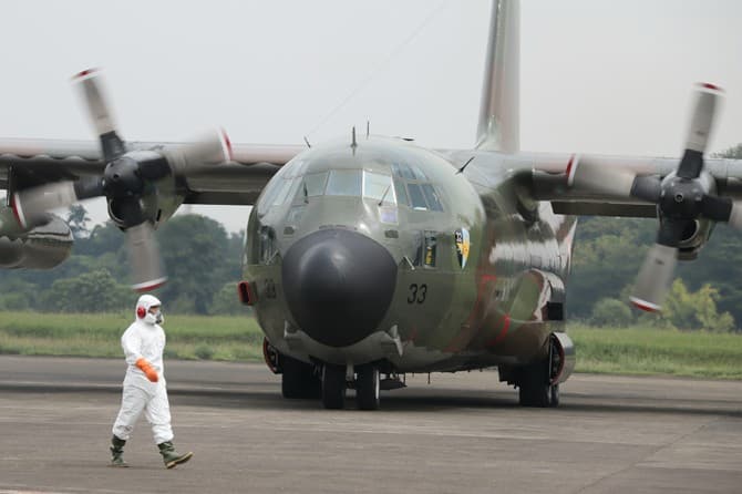 Sejumlah petugas memindahkan kardus yang berisi alat kesehatan untuk penanganan COVID-19 dari Shanghai, China yang diangkut pesawat C-130 Hercules TNI AU dari Skadron Udara 32 Wing Udara 2 Lanud Abdulrachman Saleh Malang setibanya di Lanud Halim Perdanaku - Image