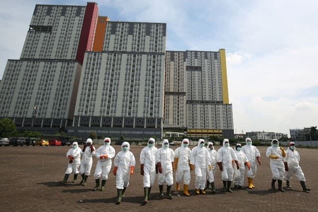 Petugas Palang Merah Indonesia (PMI) menyiapkan alat penyemprotan cairan disinfektan pada Wisma Atlet di Kemayoran, Jakarta, Sabtu (21/3/2020). Pemerintah menyiapkan Wisma Atlet Kemayoran sebagai rumah sakit darurat penanganan virus COVID-19 serta akan me - Image