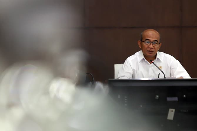 Menko PMK Muhadjir Effendy saat menggelar Rapat Tingkat Menteri (RTM) membahas soal revisi Hari Libur Nasional dan Cuti Bersama tahun 2020 di Kemenko PMK, Jalan Medan Merdeka Barat, Jakarta Pusat, Senin (9/3/2020). Hadir dalam rapat tersebut Menteri Pariw - Image
