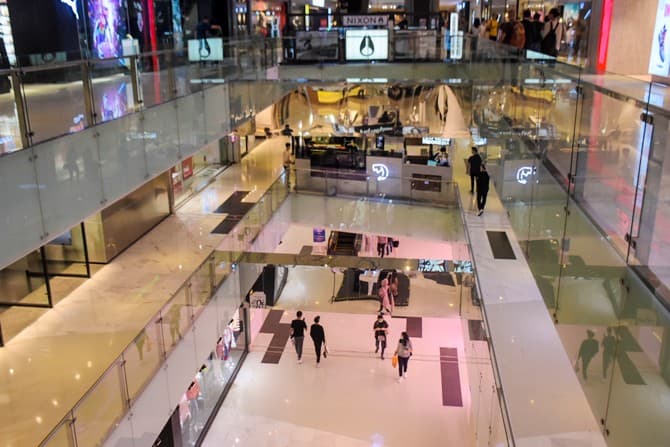 Suasana sepi pusat perbelanjaan Grand Indonesia, Jakarta, Jumat (20/3/2020). Himpunan Penyewa Pusat Perbelanjaan Indonesia (Hippindo) memprediksi jika dalam dua bulan ke depan kalau kondisi masih sepi, dan tidak ada bantuan apapun dari pemerintah, toko-to - Image