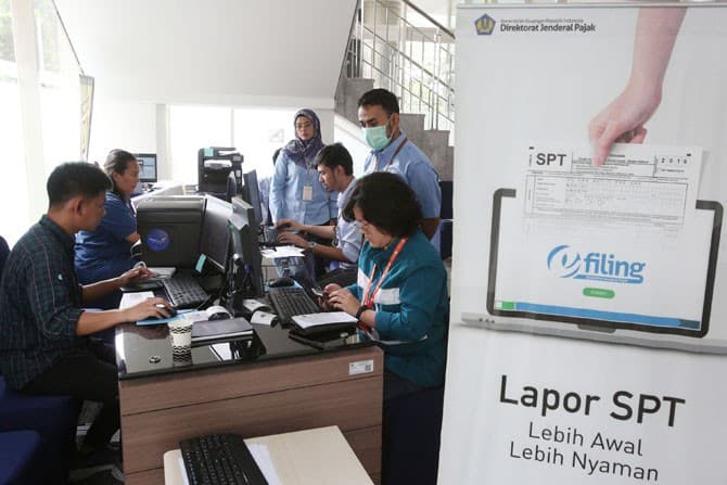 Petugas melayani masyarakat yang ingin melaporkan SPT, di Jakarta, Rabu (11/3/2020). Kantor pajak menargetkan, pelaporan SPT tahun ini bisa mencpaai 15,2 juta atau sekitar 80% wajib pajak yang wajib melaporkan pembayaran pajaknya selama periode setahun in - Image