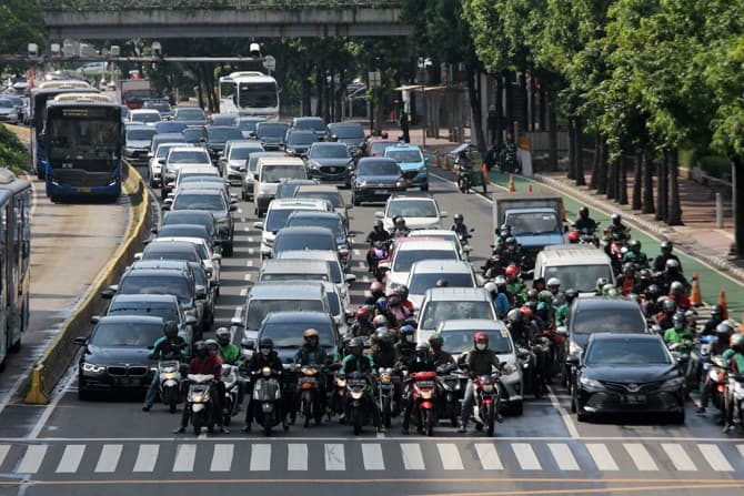 Sejumlah pengendara sepeda motor melintas di Jalan MH. Thamrin, Jakarta, Kamis (12/6/2020). Pemerintah Provinsi (Pemprov) DKI Jakarta berencana menerapkan ganjil genap bagi sepeda motor pribadi. Di mana penerapan ganjil genap sepeda motor itu pada PSBB Tr - Image