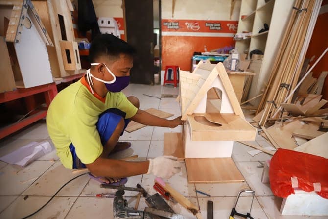 Seorang perajin menyelesaikan pembuatan rumah boneka Barbie yang di banderol 450 ribu hingga 3 juta rupiah tergantung ukuran di workshop Rumah Barbie kawasan Pasar Minggu, Jakarta Selatan, Rabu (6/8/2020). Pemerintah akan memberikan Bantuan Langsung Tuna - Image