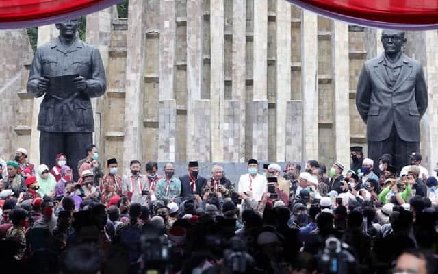 Deklarator membacakan hasil maklumat deklarasi Koalisi Aksi Menyelamatkan Indonesia (KAMI) di Tugu Proklamasi, Jakarta, Selasa, (18/8/20). Dalam deklarasi ini sejumlah tokoh juga hadir dan ikut menjadi deklarator maklumat menyelamatkan Indonesia. Deklaras - Image