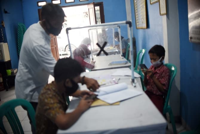 Sejumlah pelajar melakukan kegiatan pembelajaran jarak jauh (PJJ) di Balai Warga RT 05/RW 02 Kelurahan Galur, Johar Baru, Jakarta Pusat, Senin (21/3/2020). Pelajar yang datang ke balai warga berasal dari berbagai tingkatan sekolah mulai dari SD, SMP dan - Image