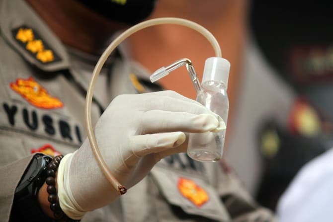 Barang bukti dihadirkan saat rilis yang digelar di Direktorat Reserse Narkoba Polda Metro Jaya pada Minggu (6/92020). Pihak Kepoisian menangkap Penyanyi Reza Artamevia atas kasus dugaan penyalahgunaan narkoba. Dari penangkapan tersebut polisi mengamankan - Image