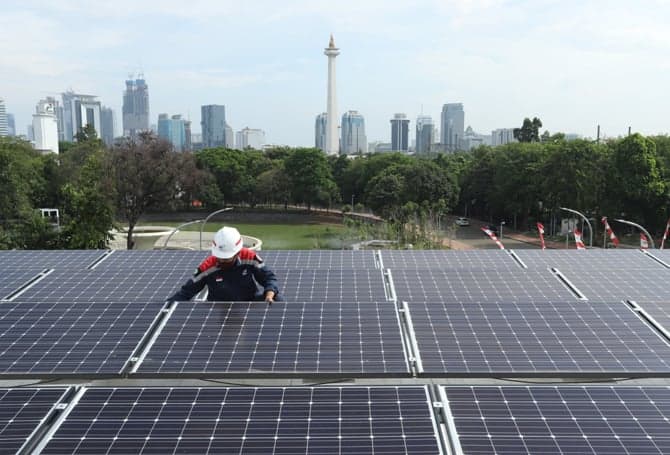 Pekerja memeriksa panel listrik tenaga surya di atap Masjid Istiqlal di Jakarta, Kamis (3/9/2020). Panel surya tersebut digunakan untuk pencahayaan di area masjid dengan total daya sebesar 150.000 watt serta sebagai upaya mendukung penggunaan energi yang - Image