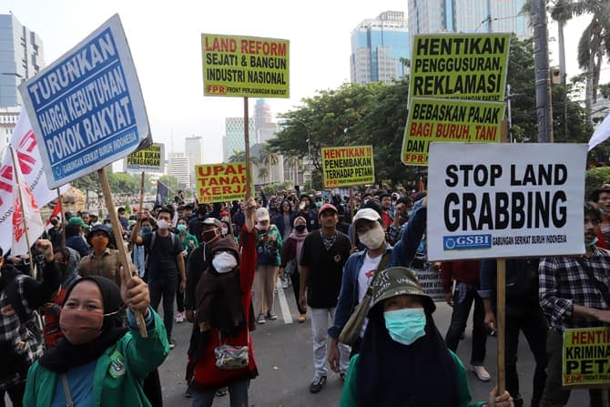 Massa melakukan unjuk rasa menolak pengesahan UU Omnibus Law Cipta Kerja di Patung Kuda, Jakarta, Rabu (28/10/2020). Dalam aksinya, mereka meminta Presiden Joko Widodo membatalkan pengesahan UU Cipta Kerja melalui Perppu. Foto: Dery Ridwansah/ JawaPos.com - Image