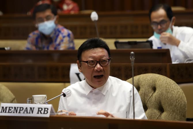 Menpan dan RB Tjahjo Kumolo berbicara saat mengikuti rapat dengar pendapat bersama Komisi II DPR RI di Kompleks Parlemen, Senayan, Jakarta, Senin (5/10/2020). Rapat tersebut membahas evaluasi pelaksanaan seleksi CPNS 2019 di tengah pandemi Covid-19. Foto: - Image